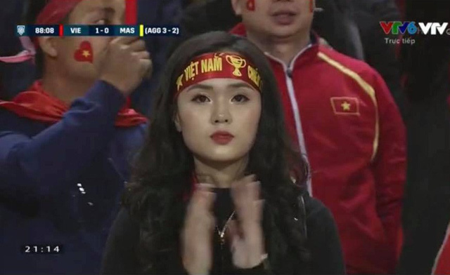 Hai chị em ruột là vợ và bạn gái tuyển thủ Việt Nam khoe sắc tại SVĐ Mỹ Đình - Ảnh 16. Hai chị em ruột là vợ và bạn gái tuyển thủ Việt Nam khoe sắc tại SVĐ Mỹ Đình - Ảnh 16.