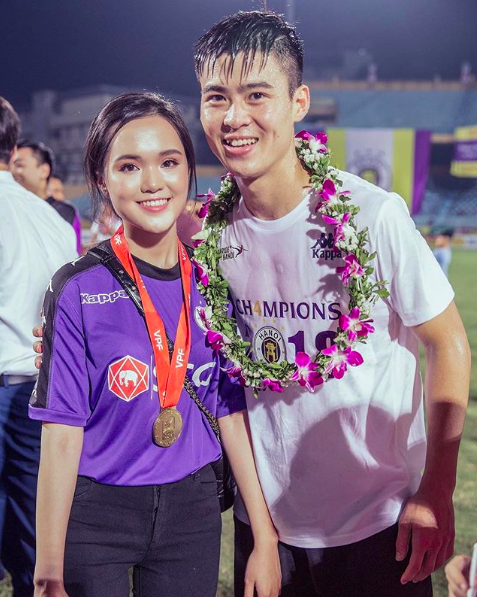 Hai chị em ruột là vợ và bạn gái tuyển thủ Việt Nam khoe sắc tại SVĐ Mỹ Đình - Ảnh 18. Hai chị em ruột là vợ và bạn gái tuyển thủ Việt Nam khoe sắc tại SVĐ Mỹ Đình - Ảnh 18.