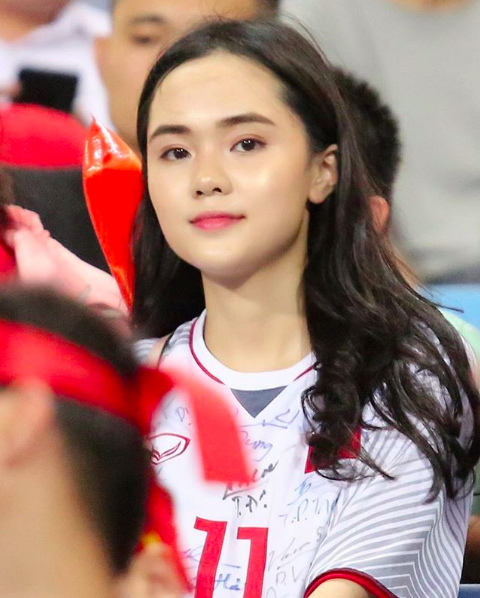 Hai chị em ruột là vợ và bạn gái tuyển thủ Việt Nam khoe sắc tại SVĐ Mỹ Đình - Ảnh 22. Hai chị em ruột là vợ và bạn gái tuyển thủ Việt Nam khoe sắc tại SVĐ Mỹ Đình - Ảnh 22.