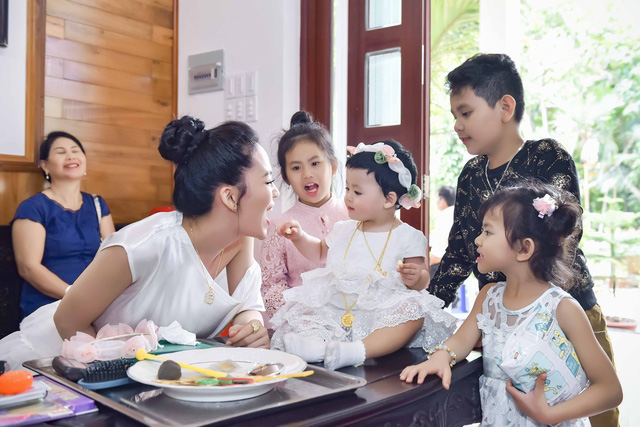 Hoa hậu đám cưới xa hoa với đại gia mía đường làm sinh nhật hoành tráng cho con - Ảnh 8. Hoa hậu đám cưới xa hoa với đại gia mía đường làm sinh nhật hoành tráng cho con - Ảnh 8.