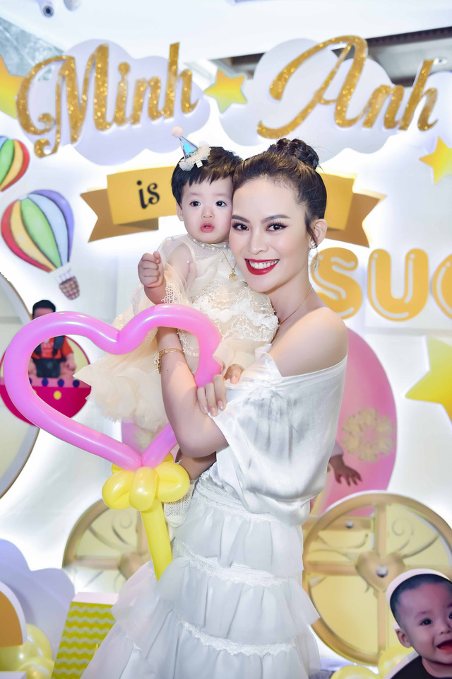Hoa hậu đám cưới xa hoa với đại gia mía đường làm sinh nhật hoành tráng cho con - Ảnh 10. Hoa hậu đám cưới xa hoa với đại gia mía đường làm sinh nhật hoành tráng cho con - Ảnh 10.