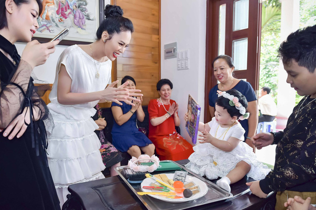 Hoa hậu đám cưới xa hoa với đại gia mía đường làm sinh nhật hoành tráng cho con - Ảnh 18. Hoa hậu đám cưới xa hoa với đại gia mía đường làm sinh nhật hoành tráng cho con - Ảnh 18.