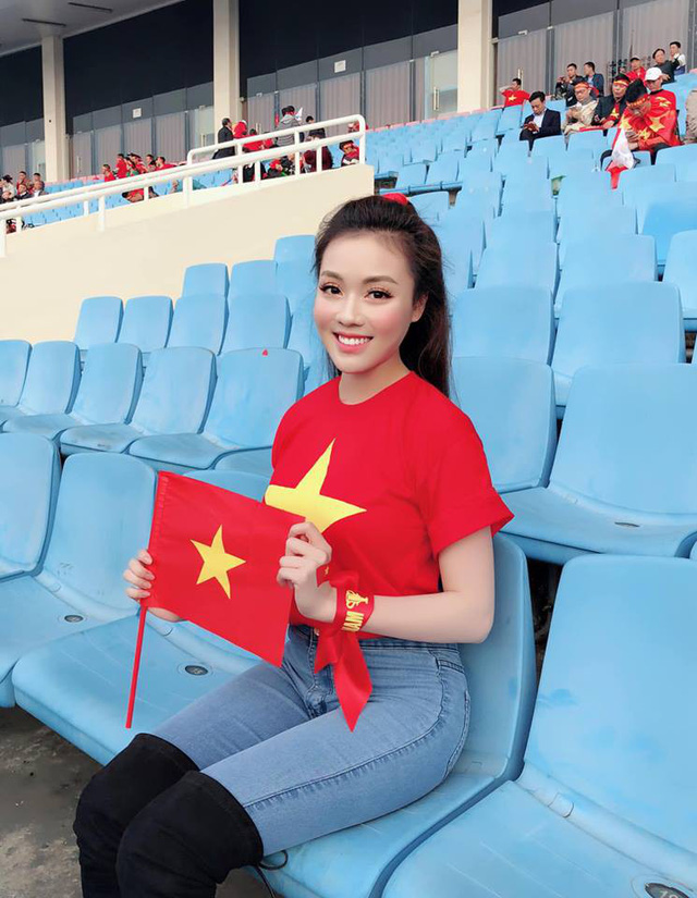 “Hot girl giảng viên” gây chú ý khi ra sân cổ vũ ĐT Việt Nam - Ảnh 4. “Hot girl giảng viên” gây chú ý khi ra sân cổ vũ ĐT Việt Nam - Ảnh 4.
