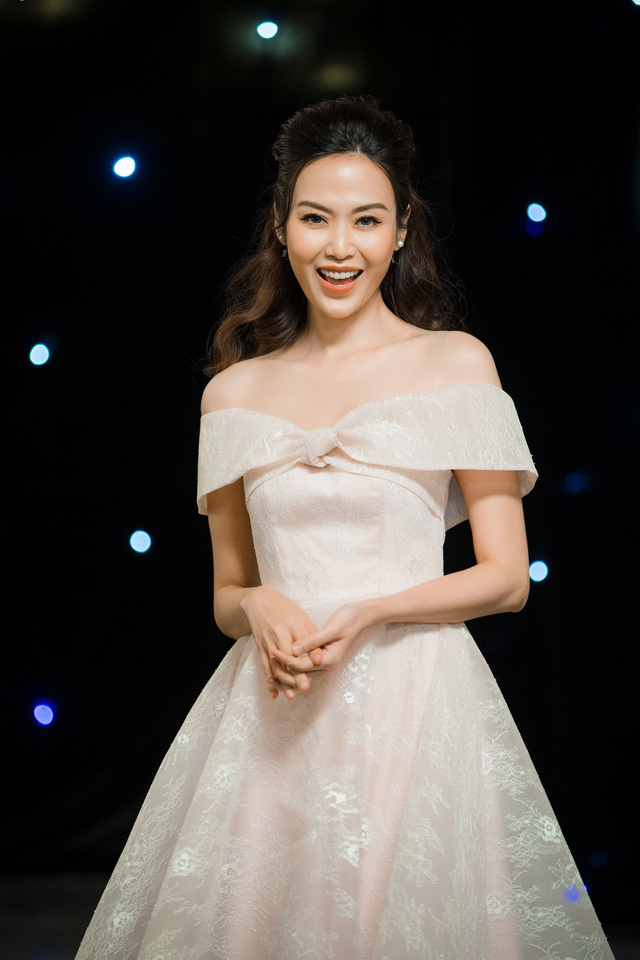 Hoa hậu Thu Thuỷ làm vedette đọ dáng sexy nóng bỏng với bà xã Tuấn Hưng, Maya - Ảnh 4. Hoa hậu Thu Thuỷ làm vedette đọ dáng sexy nóng bỏng với bà xã Tuấn Hưng, Maya - Ảnh 4.