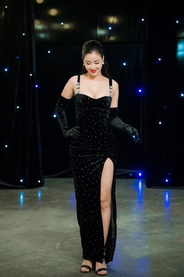 Hoa hậu Thu Thuỷ làm vedette đọ dáng sexy nóng bỏng với bà xã Tuấn Hưng, Maya - Ảnh 12. Hoa hậu Thu Thuỷ làm vedette đọ dáng sexy nóng bỏng với bà xã Tuấn Hưng, Maya - Ảnh 12.