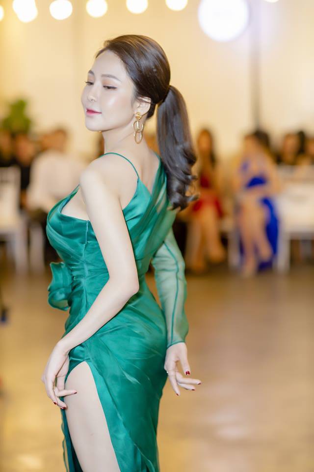 Hoa hậu Thu Thuỷ làm vedette đọ dáng sexy nóng bỏng với bà xã Tuấn Hưng, Maya - Ảnh 28. Hoa hậu Thu Thuỷ làm vedette đọ dáng sexy nóng bỏng với bà xã Tuấn Hưng, Maya - Ảnh 28.