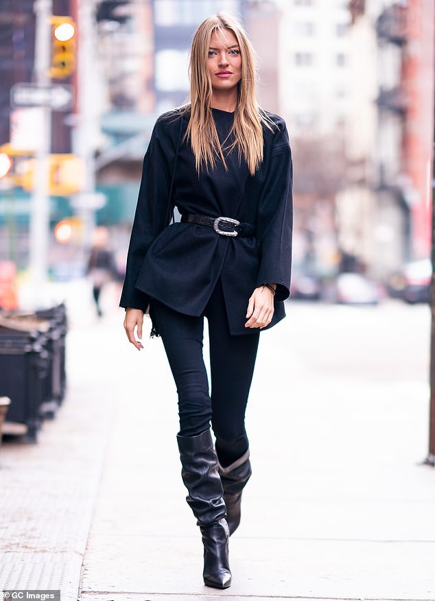 Martha Hunt sải bước trên phố như đang trình diễn thời trang - Ảnh 2. Martha Hunt sải bước trên phố như đang trình diễn thời trang - Ảnh 2.