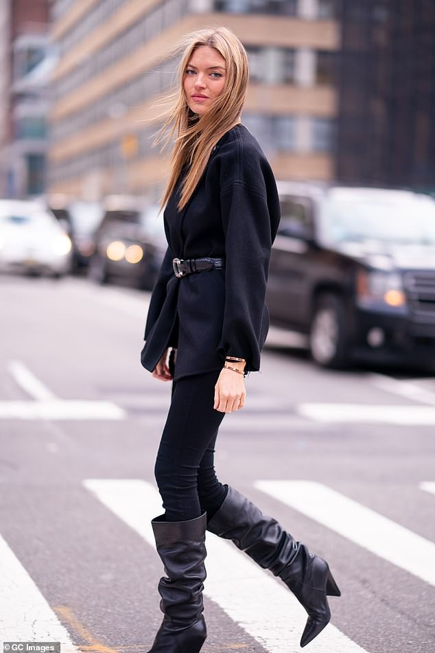 Martha Hunt sải bước trên phố như đang trình diễn thời trang - Ảnh 4. Martha Hunt sải bước trên phố như đang trình diễn thời trang - Ảnh 4.