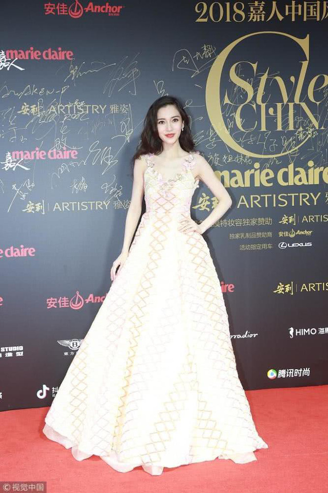 Dương Mịch đọ dáng cùng Angelababy - Ảnh 10. Dương Mịch đọ dáng cùng Angelababy - Ảnh 10.
