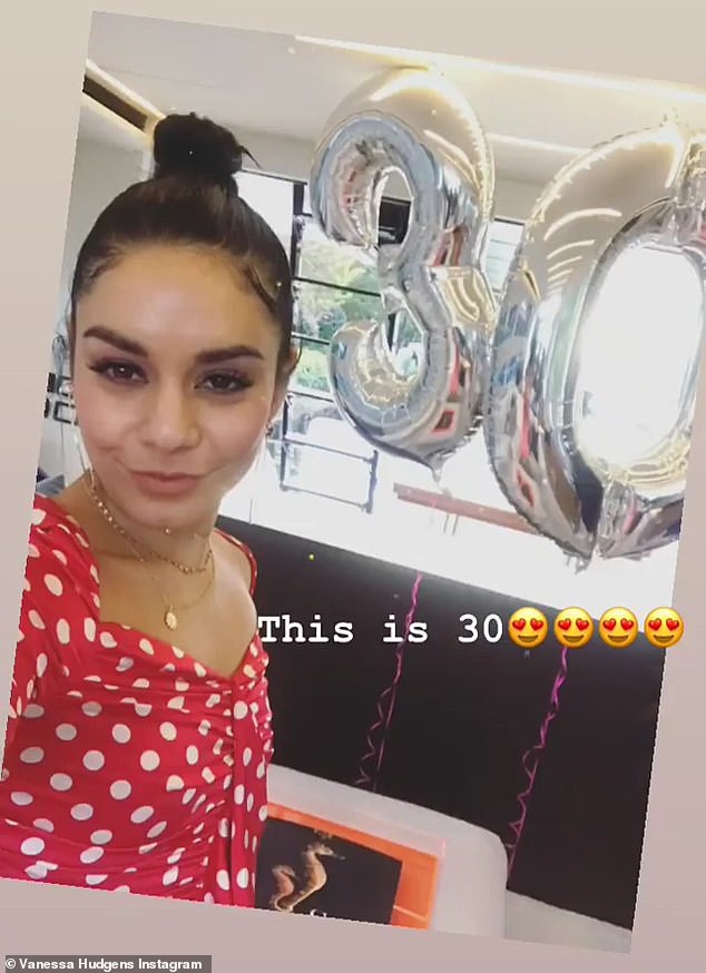 Vanessa Hudgens sành điệu đi quảng bá phim mới - Ảnh 10. Vanessa Hudgens sành điệu đi quảng bá phim mới - Ảnh 10.