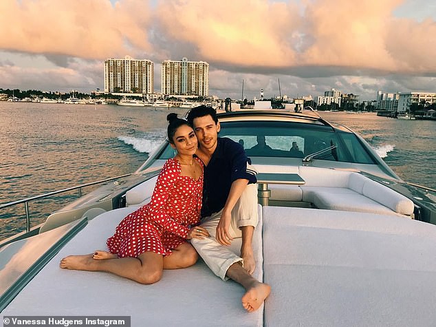 Vanessa Hudgens sành điệu đi quảng bá phim mới - Ảnh 12. Vanessa Hudgens sành điệu đi quảng bá phim mới - Ảnh 12.