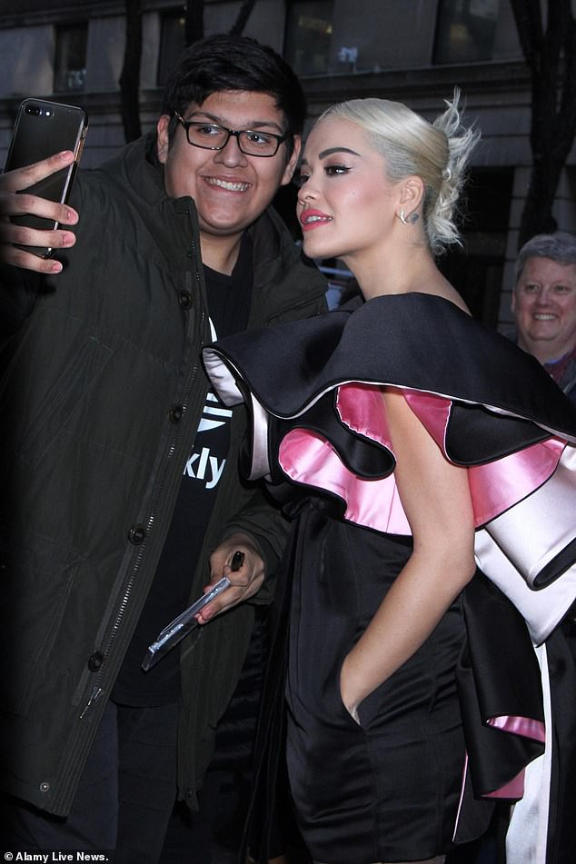 Rita Ora diện váy lạ mắt ra phố - Ảnh 16. Rita Ora diện váy lạ mắt ra phố - Ảnh 16.