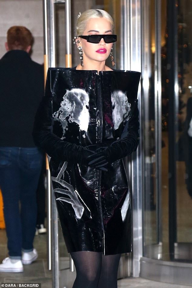 Rita Ora diện váy lạ mắt ra phố - Ảnh 18. Rita Ora diện váy lạ mắt ra phố - Ảnh 18.