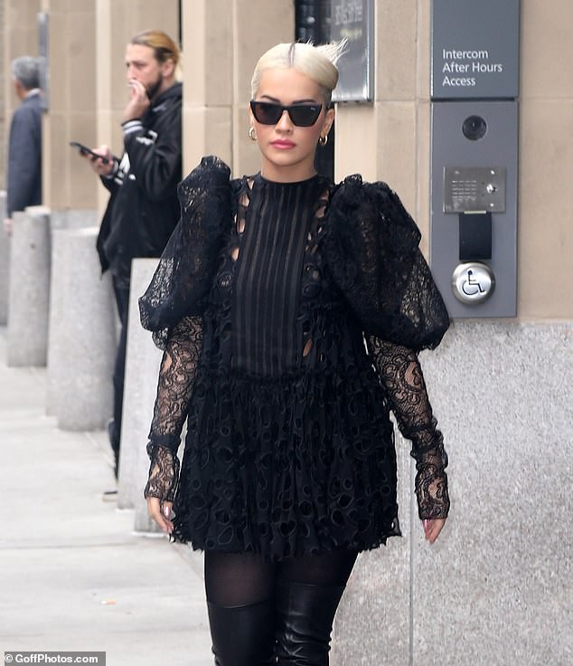 Rita Ora diện váy lạ mắt ra phố - Ảnh 20. Rita Ora diện váy lạ mắt ra phố - Ảnh 20.