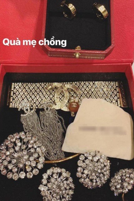 H’Hen Niê xin lỗi làm mất nhẫn đắt đỏ, Lệ Hằng tặng lại cả bộ trang sức - Ảnh 6. H’Hen Niê xin lỗi làm mất nhẫn đắt đỏ, Lệ Hằng tặng lại cả bộ trang sức - Ảnh 6.