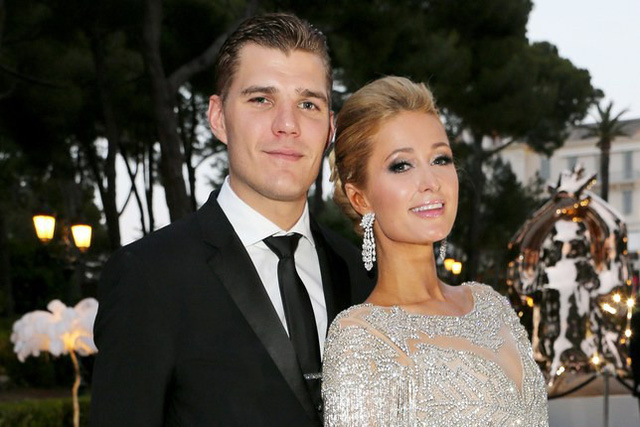Paris Hilton vẫn giữ nhẫn đính hôn sau khi chia tay bạn trai - Ảnh 10. Paris Hilton vẫn giữ nhẫn đính hôn sau khi chia tay bạn trai - Ảnh 10.
