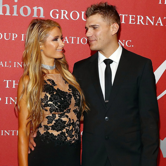 Paris Hilton vẫn giữ nhẫn đính hôn sau khi chia tay bạn trai - Ảnh 12. Paris Hilton vẫn giữ nhẫn đính hôn sau khi chia tay bạn trai - Ảnh 12.