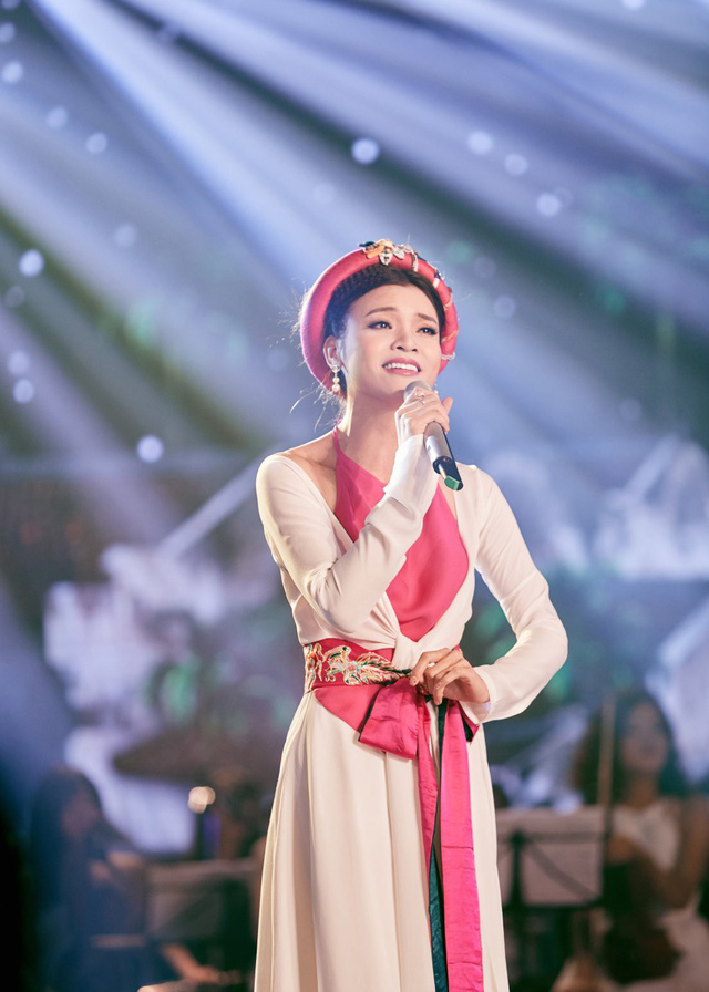 Nhiều nghệ sĩ biểu diễn chào mừng kỷ niệm ngày lễ lớn - Ảnh 4. Nhiều nghệ sĩ biểu diễn chào mừng kỷ niệm ngày lễ lớn - Ảnh 4.