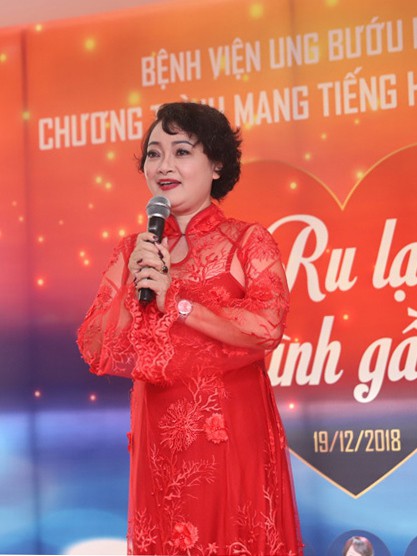 NSƯT Hồng Liên, Trà My mang âm nhạc đến với bệnh nhân ung thư - Ảnh 6. NSƯT Hồng Liên, Trà My mang âm nhạc đến với bệnh nhân ung thư - Ảnh 6.