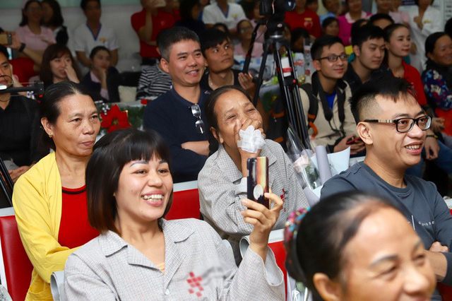 NSƯT Hồng Liên, Trà My mang âm nhạc đến với bệnh nhân ung thư - Ảnh 12. NSƯT Hồng Liên, Trà My mang âm nhạc đến với bệnh nhân ung thư - Ảnh 12.