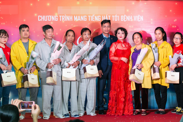 NSƯT Hồng Liên, Trà My mang âm nhạc đến với bệnh nhân ung thư - Ảnh 26. NSƯT Hồng Liên, Trà My mang âm nhạc đến với bệnh nhân ung thư - Ảnh 26.