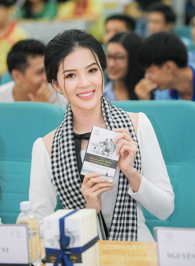 Hoa khôi Thuý Vi: “Mục tiêu sống của cuộc đời không phải là nhan sắc mà là tri thức” - Ảnh 8. Hoa khôi Thuý Vi: “Mục tiêu sống của cuộc đời không phải là nhan sắc mà là tri thức” - Ảnh 8.