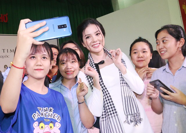 Hoa khôi Thuý Vi: “Mục tiêu sống của cuộc đời không phải là nhan sắc mà là tri thức” - Ảnh 10. Hoa khôi Thuý Vi: “Mục tiêu sống của cuộc đời không phải là nhan sắc mà là tri thức” - Ảnh 10.