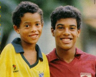 Bóng đá là hành trình thỏa niềm vui: Thế giới từng có một Ronaldinho như thế - Ảnh 3.