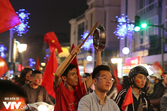 Từ xoong, chảo tới cờ hoa: Muôn màu cổ vũ trong đêm lịch sử của bóng đá Việt Nam - Ảnh 14.
