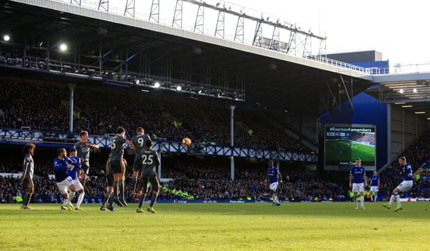 Sai lầm hàng thủ, Everton trả giá ngay trên Goodison Park - Ảnh 3.