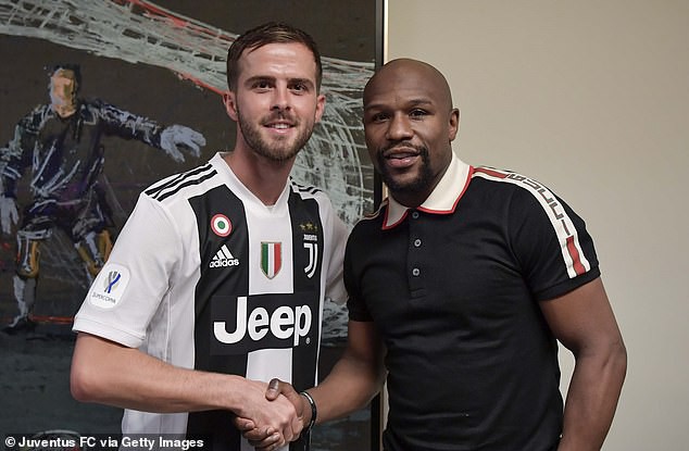 Tay đấm Mayweather vào phòng thay đồ cùng Ronaldo và sao Juventus nâng cúp - Ảnh 5.