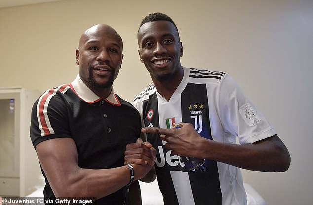 Tay đấm Mayweather vào phòng thay đồ cùng Ronaldo và sao Juventus nâng cúp - Ảnh 6.