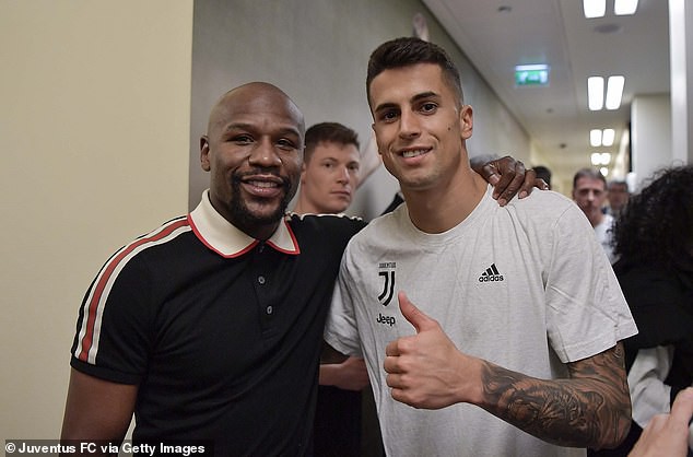 Tay đấm Mayweather vào phòng thay đồ cùng Ronaldo và sao Juventus nâng cúp - Ảnh 7.