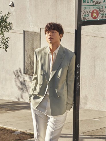 Gong Yoo mặc áo hoa, quần jeans ngồi lề đường làm fan điêu đứng - Ảnh 9.