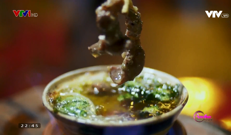 Thưởng thức m&oacute;n b&ograve; quanh lửa hồng ngon tuyệt c&uacute; m&egrave;o - Ảnh 1.