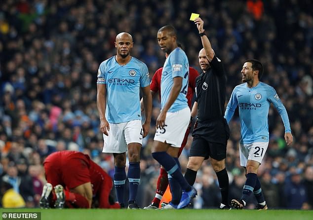 Kompany ra sức phân bua khi bị HLV Klopp tố đáng lĩnh thẻ đỏ - Ảnh 1.