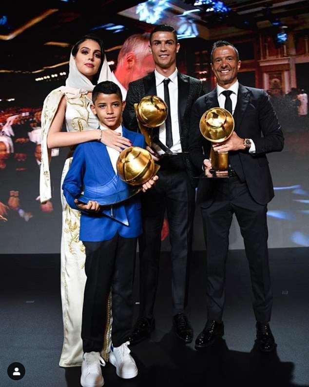 Đánh bại Mbappe và Griezmann, Ronaldo sang Dubai ẵm giải - Ảnh 2.