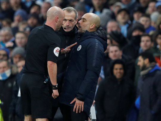 HLV Pep Guardiola lại gây bão với màn lột đồ, đấu võ mồm với trọng tài - Ảnh 1.