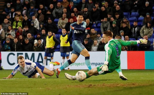 Kết quả bóng đá rạng sáng 05/01: Tranmere Rovers 0-7 Tottenham, Levante 2-2 Girona - Ảnh 1.