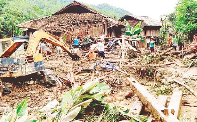 
Officials and local people in Yen Hoa commune, Na Hang district (Tuyen Quang) clean their houses after heavy rains during September 8-9. (Photo: NDO/DOAN THU)
