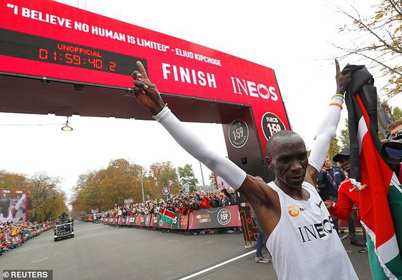 VĐV Eliud Kipchoge trở thành người đầu tiên chinh phục đường đua marathon dưới 2 giờ - Ảnh 3.