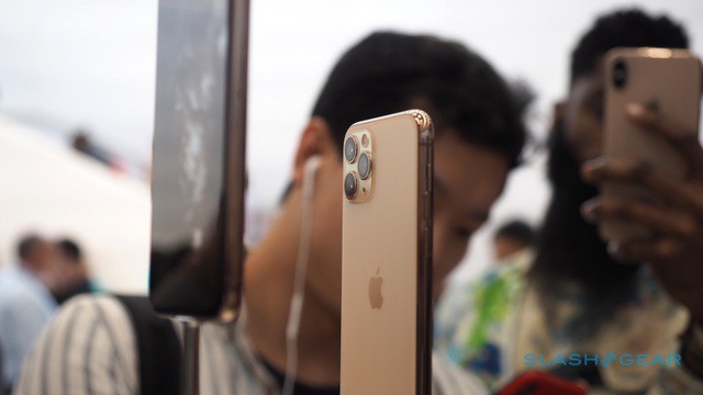 iPhone 11 rớt giá tại Việt Nam, dân buôn xé phụ kiện bán kiếm lời - Ảnh 1.