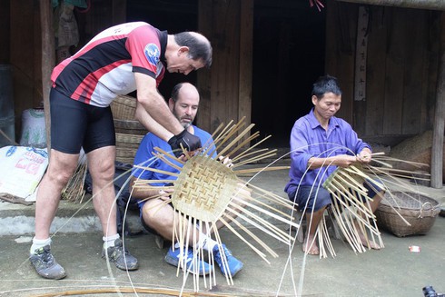 Visitors experience a community-based tourism model in Cao Bang. (Photo: baodulich.net.vn) 