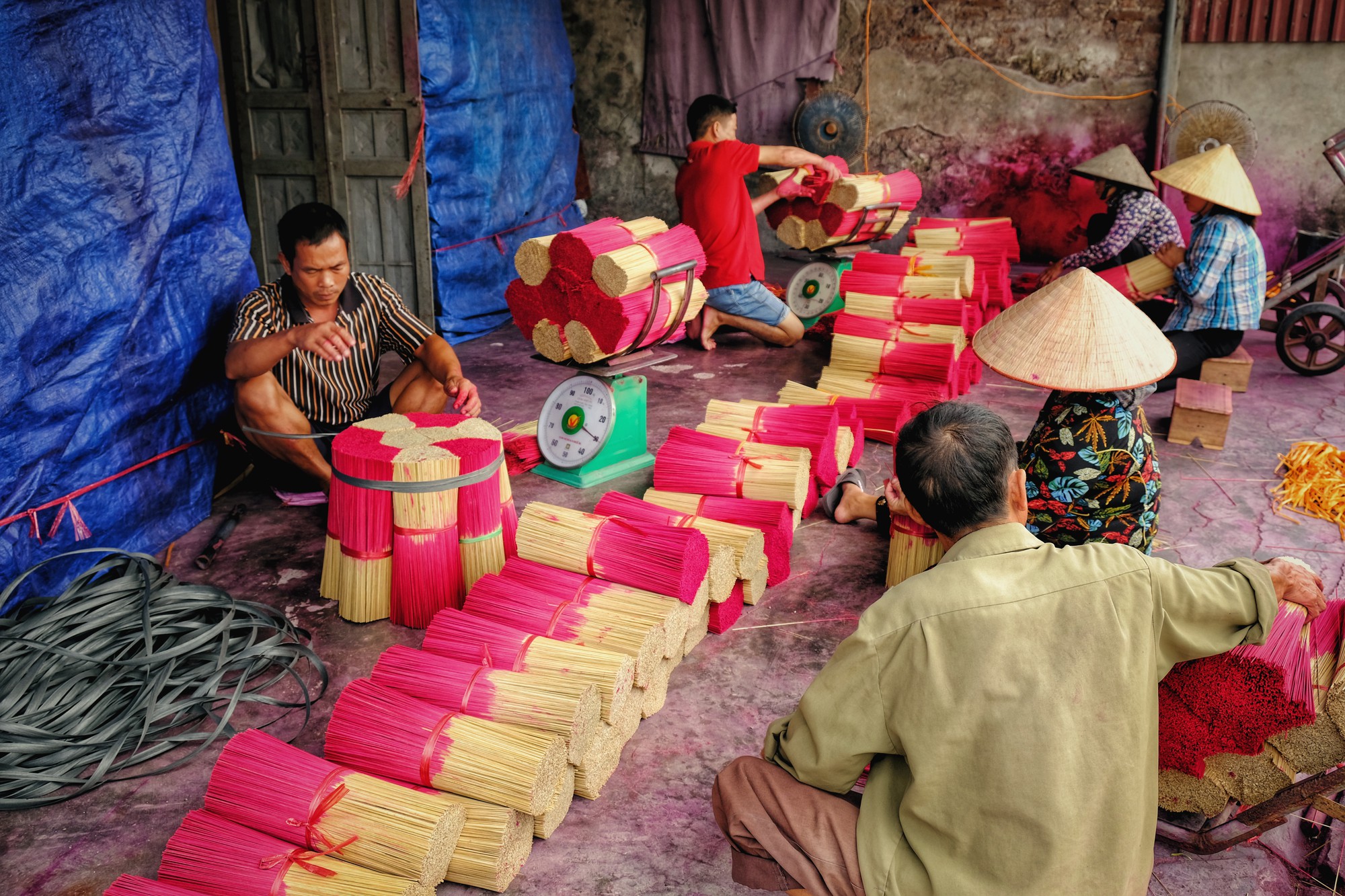 Về làng tăm hương Quảng Phú Cầu ngắm những đóa hoa đỏ rực dưới nắng thu - Ảnh 13.