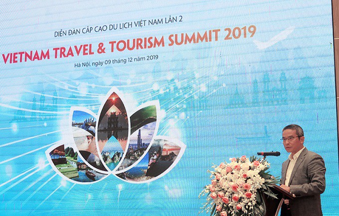 Chairman of the Vietnam Tourism Advisory Board, Tran Trong Kien, addresses the press briefing. (Photo: VNAT)