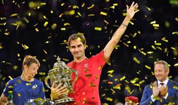 Roger Federer xúc động khi nhận chức vô địch Basel mở rộng lần thứ 10 - Ảnh 1.