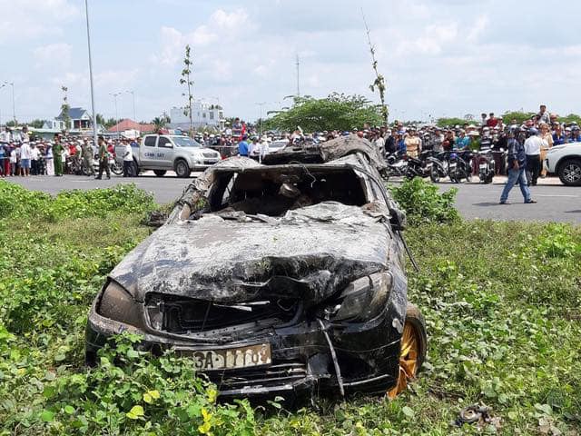 Điều tra vụ 3 người tử vong trong xe &ocirc; t&ocirc; nằm dưới l&ograve;ng k&ecirc;nh - Ảnh 3.