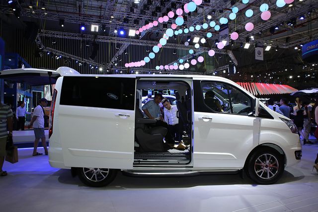 Ford Tourneo Titanium 2019 - Sở hữu những t&iacute;nh năng vượt trội của d&ograve;ng xe MPV - Ảnh 2.