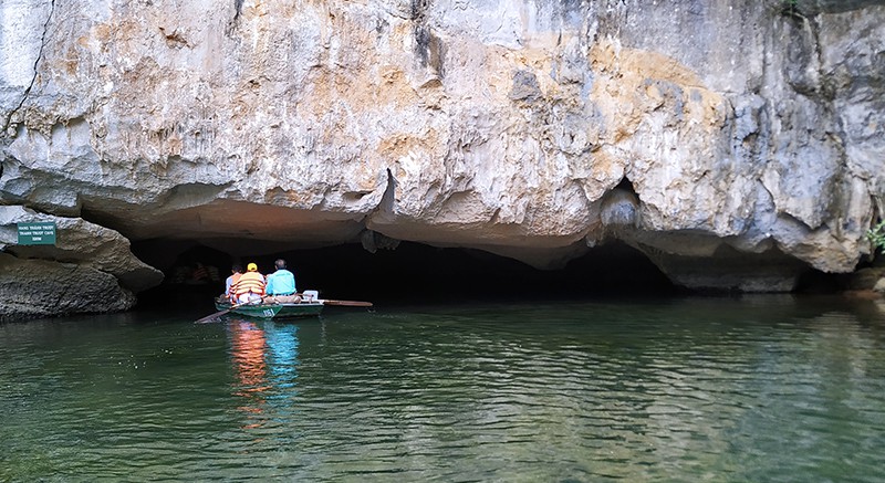 The boat trip takes visitors to dozens of caves, allowing them to explore the magnificent beauty of the stalactite system inside the caves