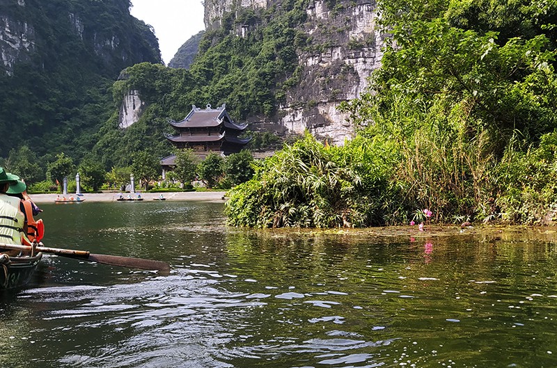 During the boat trip, visitors can visit Saint Cao Son Temple, which worships Vu Lam, a son of legendary national father Lac Long Quan